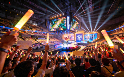 电竞英雄联盟全球总决赛现场观众欢呼的盛大场面