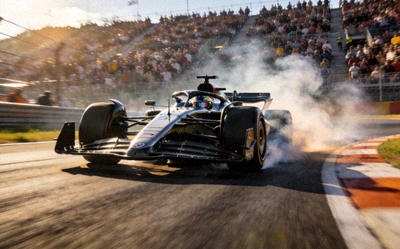 F1赛车在赛道上飞驰竞速的激动人心画面