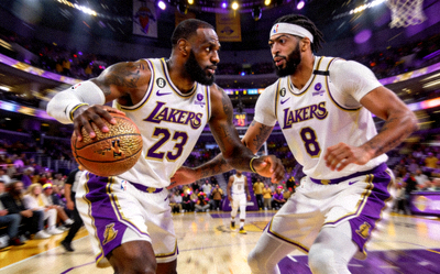 NBA季后赛詹姆斯与浓眉哥戴维斯在比赛中配合的精彩瞬间