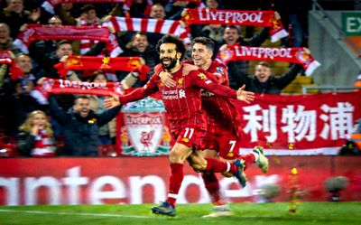 英超联赛利物浦队球员萨拉赫进球后庆祝的场景