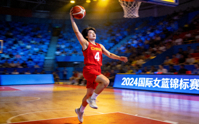 中国女篮队员李梦在国际赛场上投篮的英姿